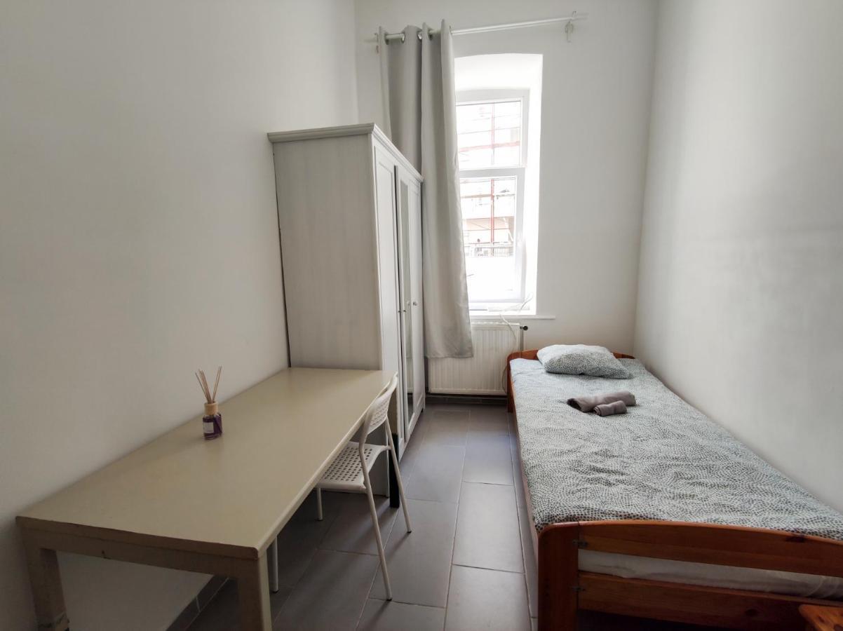 וינה Room With Privat Shower In 3 Rooms Apartment מראה חיצוני תמונה