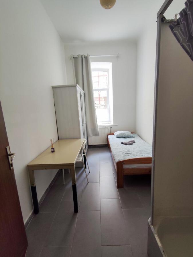 וינה Room With Privat Shower In 3 Rooms Apartment מראה חיצוני תמונה