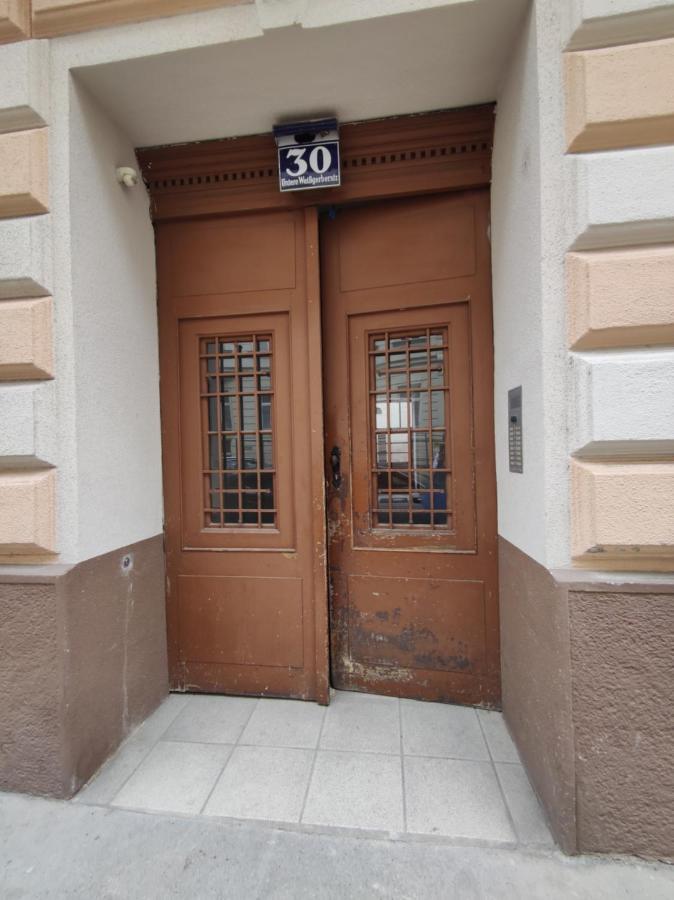 וינה Room With Privat Shower In 3 Rooms Apartment מראה חיצוני תמונה