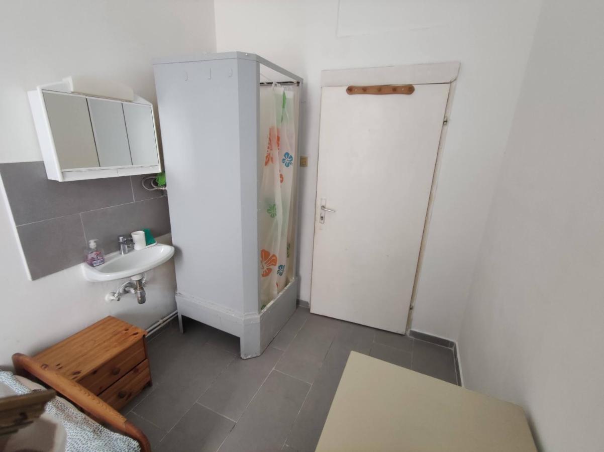 וינה Room With Privat Shower In 3 Rooms Apartment מראה חיצוני תמונה