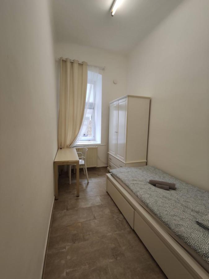 וינה Room With Privat Shower In 3 Rooms Apartment מראה חיצוני תמונה