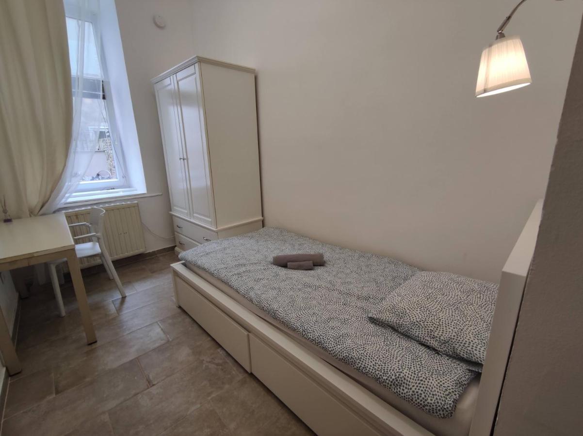 וינה Room With Privat Shower In 3 Rooms Apartment מראה חיצוני תמונה